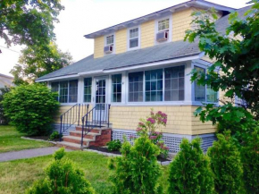 The School Street Cottage Family Fun and Walking distance to Beach and Downtown
